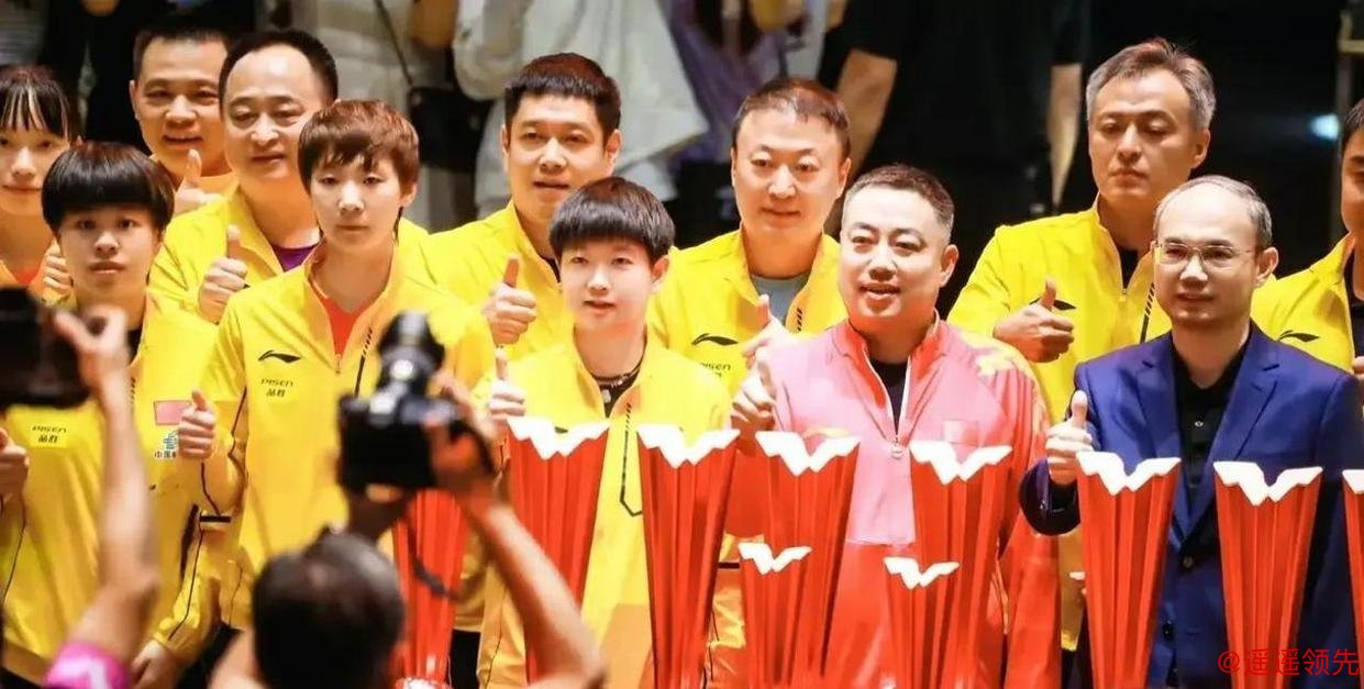 国乒大合影藏玄机：谁是最开心的男队员？旁边王曼昱的眼神亮了！