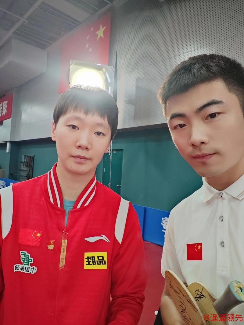 国乒大合影藏玄机：谁是最开心的男队员？旁边王曼昱的眼神亮了！