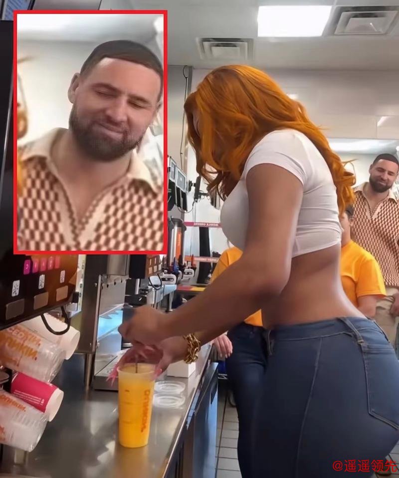 真爱实锤！克莱汤普森傲娇注视女友 身材诱人眼神迷离难掩宠溺