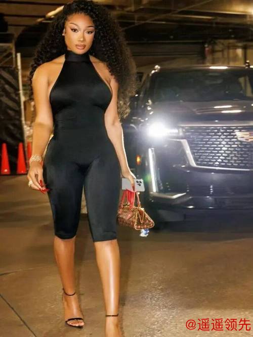 真爱实锤！克莱汤普森傲娇注视女友 身材诱人眼神迷离难掩宠溺